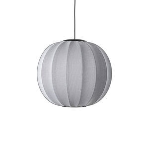 Rund pendellampe med strikket overflade i grå nuancer, hængende fra loftet med LED-belysning.